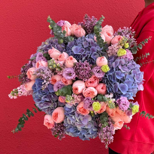 Букет із гортензій, бузку, маттіол, троянд та еустом Amethyst Garden від Flower Power Київ, розкішна квіткова композиція з преміальних квітів та доставкою в день замовлення по всій Україні