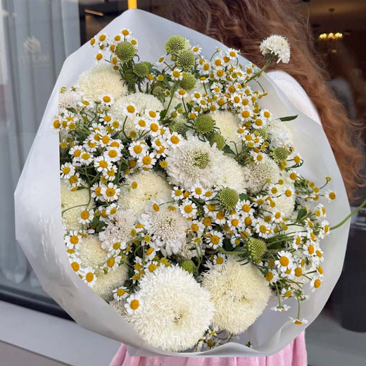 Букет із ромашок, білих хризантем та світло-зелених скабіоз Chamomile Morning від Flower Power Київ, розкішна квіткова композиція з преміальних квітів та доставкою в день замовлення по всій Україні