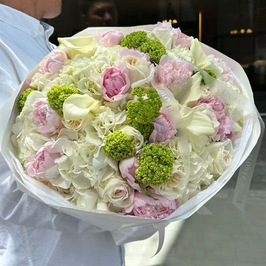 Букет із гортензій, калини, троянд, півоній та калл Silent Luxury від Flower Power Київ, розкішна квіткова композиція з преміальних квітів та доставкою в день замовлення по всій Україні