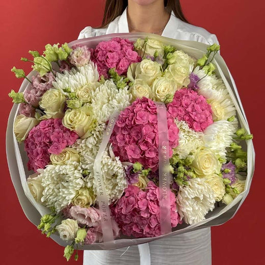 Букет із троянд, хризантем, гортензій та еустом Pure Elegance від Flower Power Київ, розкішна квіткова композиція з преміальних квітів та доставкою в день замовлення по всій Україні