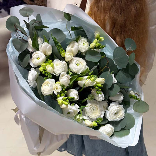 Букет з білих фрезій, тюльпанів та ранункулюсів Elegance of the First Bloom від Flower Power Київ, розкішна квіткова композиція з преміальних квітів та доставкою в день замовлення по всій Україні
