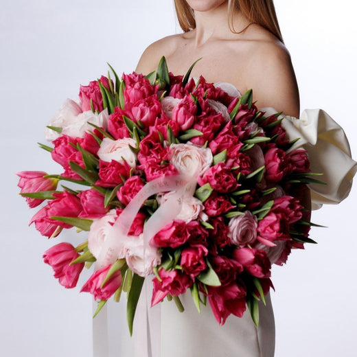 Букет із рожевих тюльпанів та ніжно-рожевих ранункулюсів Pink Obsession від Flower Power Київ, розкішна квіткова композиція з преміальних квітів та доставкою в день замовлення по всій Україні