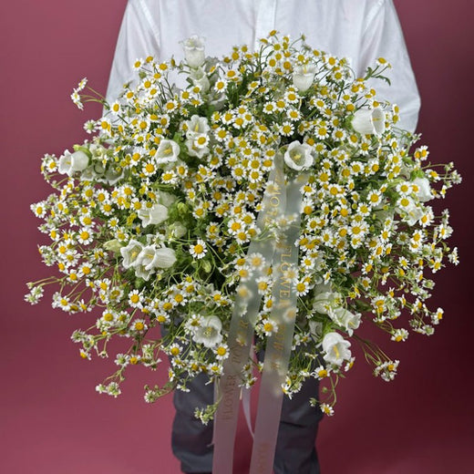 Букет із ромашок та лізіантусів Whispering Meadow від Flower Power Київ, розкішна квіткова композиція з преміальних квітів та доставкою в день замовлення по всій Україні