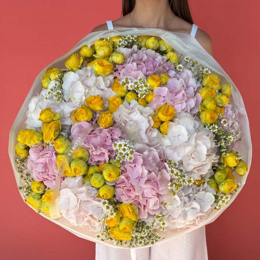 Букет з жовтих кущових троянд, рожевих та білих гортензій Lemon Blush L від Flower Power Київ, розкішна квіткова композиція з преміальних квітів та доставкою в день замовлення по всій Україні