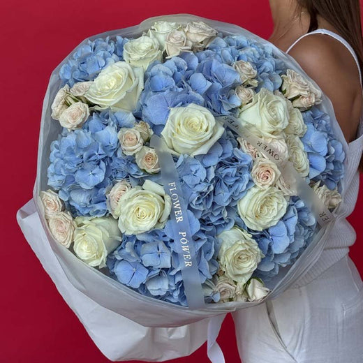 Букет із гортензій, троянд та кущових садових троянд Blue Skies Forever від Flower Power Київ, розкішна квіткова композиція з преміальних квітів та доставкою в день замовлення по всій Україні