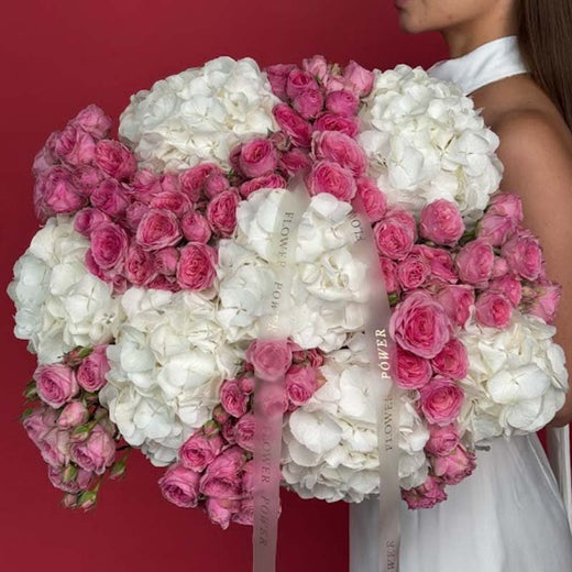 Букет з білих гортензій та рожевих кущових троянд Amour Vivid від Flower Power Київ, розкішна квіткова композиція з преміальних квітів та доставкою в день замовлення по всій Україні