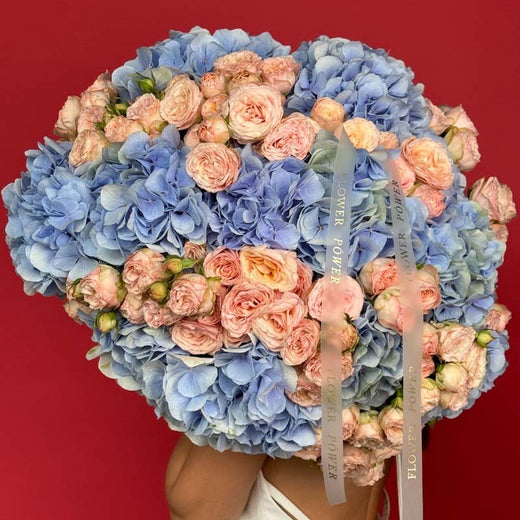 Букет із синіх гортензій та персикових кущових троянд Azure Peach від Flower Power Київ, розкішна квіткова композиція з преміальних квітів та доставкою в день замовлення по всій Україні