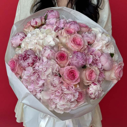 Букет із гортензій, троянд та півоній Blush Harmony M від Flower Power Київ, розкішна квіткова композиція з преміальних квітів та доставкою в день замовлення по всій Україні